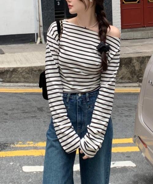 FAVORITO（ファヴォリート）の「ボーダーオフショルダートップス（Tシャツ/カットソー・レディース・ブラック/レッド・F）」の7枚目の写真