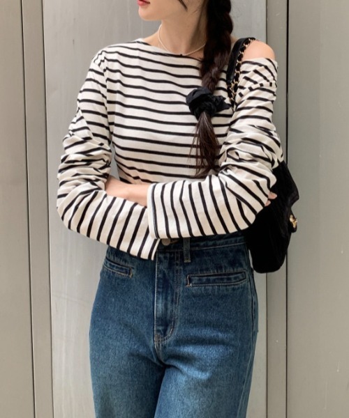 FAVORITO（ファヴォリート）の「ボーダーオフショルダートップス（Tシャツ/カットソー・レディース・ブラック/レッド・F）」の3枚目の写真