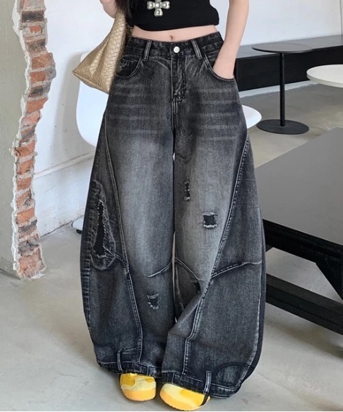 ATMARK(アットマーク)の「《3サイズ展開 / UNISEX 》ZOZO限定 ダメージ加工切り替えバレルレッグデニムパンツ(デニムパンツ・メンズ・ブラック・XL/L/M)」の1枚目の写真