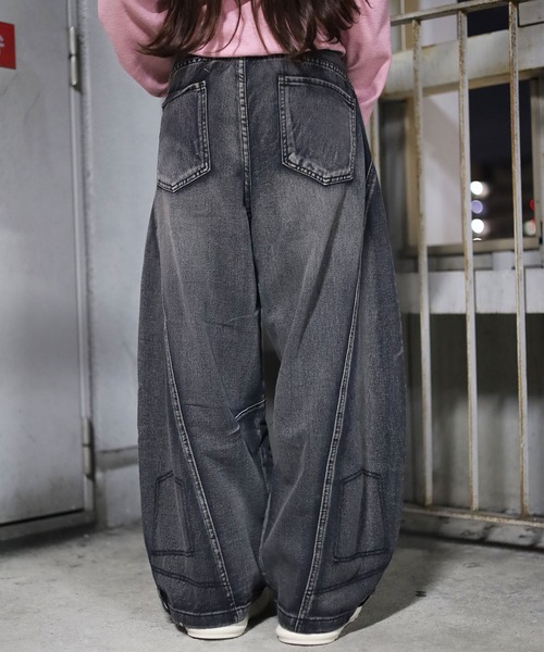 ATMARK(アットマーク)の「《3サイズ展開 / UNISEX 》ZOZO限定 ダメージ加工切り替えバレルレッグデニムパンツ(デニムパンツ・メンズ・ブラック・XL/L/M)」の9枚目の写真
