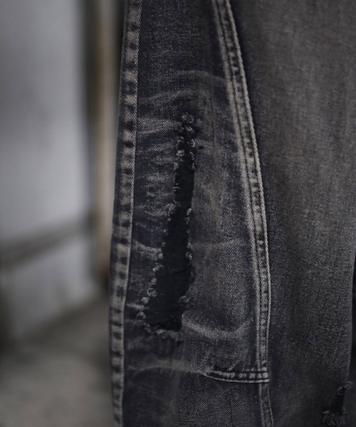 ATMARK(アットマーク)の「《3サイズ展開 / UNISEX 》ZOZO限定 ダメージ加工切り替えバレルレッグデニムパンツ(デニムパンツ・メンズ・ブラック・XL/L/M)」の11枚目の写真