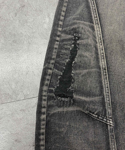 ATMARK(アットマーク)の「《3サイズ展開 / UNISEX 》ZOZO限定 ダメージ加工切り替えバレルレッグデニムパンツ(デニムパンツ・メンズ・ブラック・XL/L/M)」の15枚目の写真