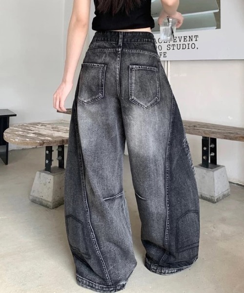 ATMARK(アットマーク)の「《3サイズ展開 / UNISEX 》ZOZO限定 ダメージ加工切り替えバレルレッグデニムパンツ(デニムパンツ・メンズ・ブラック・XL/L/M)」の4枚目の写真