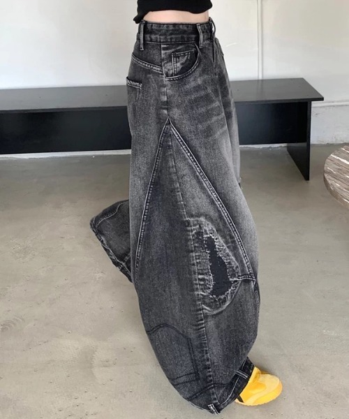 ATMARK(アットマーク)の「《3サイズ展開 / UNISEX 》ZOZO限定 ダメージ加工切り替えバレルレッグデニムパンツ(デニムパンツ・メンズ・ブラック・XL/L/M)」の3枚目の写真