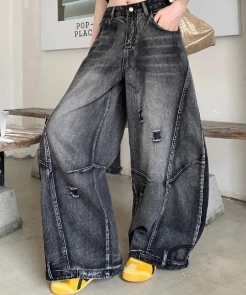 ATMARK(アットマーク)の「《3サイズ展開 / UNISEX 》ZOZO限定 ダメージ加工切り替えバレルレッグデニムパンツ(デニムパンツ・メンズ・ブラック・XL/L/M)」の2枚目の写真