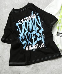 DILASH（ディラッシュ）の「【身幅ワイド/ユニセックス】バックグラフィティロゴ 配色ステッチ半袖Tシャツ（Tシャツ/カットソー）」