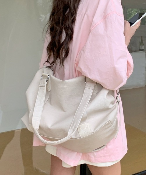 HAILY(ヘイリー)の「フェイクレザー大容量2WAYボストントートバッグ/A4サイズ対応(ショルダーバッグ・レディース・ブラウン/ブラック/アイボリー・FREE)」の18枚目の写真
