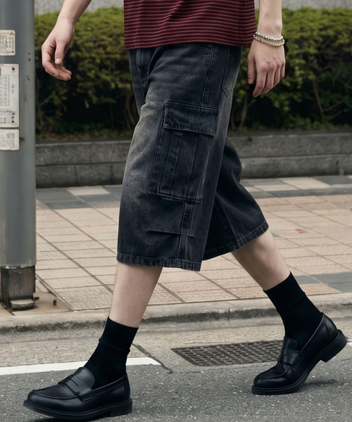 DWSE(ディーダブリューエスイー)の「ピンタックカーゴバミューダデニムパンツ(ブラック)(その他パンツ・メンズ・その他・LARGE/MEDIUM/X-LARGE/X-SMALL/XX-LARGE/SMALL)」の2枚目の写真