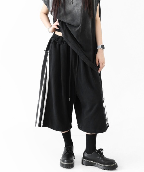 minsobi(ミンソビ)の「【BEST ITEM 夏Ver.】デニム切り替え サイドライン ワイドハーフパンツ(ユニセックス)(デニムパンツ・メンズ・ブラック・FREE)」の1枚目の写真