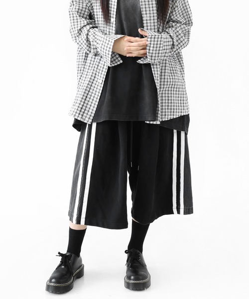 minsobi(ミンソビ)の「【BEST ITEM 夏Ver.】デニム切り替え サイドライン ワイドハーフパンツ(ユニセックス)(デニムパンツ・メンズ・ブラック・FREE)」の16枚目の写真