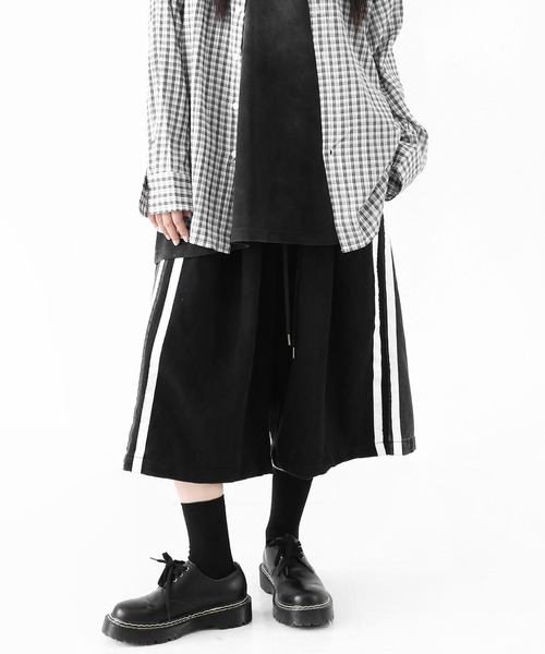 minsobi(ミンソビ)の「【BEST ITEM 夏Ver.】デニム切り替え サイドライン ワイドハーフパンツ(ユニセックス)(デニムパンツ・メンズ・ブラック・FREE)」の18枚目の写真
