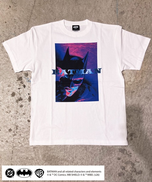 BY THE BAY(バイザベイ)の「【BATMAN/バットマン】 フォトグラフィックピグメントTシャツ グラフィックプリント ヴィンテージ加工 半袖 ユニセックス(Tシャツ/カットソー・メンズ・ホワイト/ブラック・MEDIUM/SMALL)」の1枚目の写真