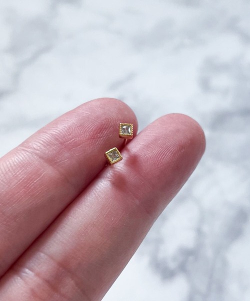 yu-ka(ユーカ)の「YU-KA:スクエアデザインミニピアス Square Design Mini Earrings(ピアス(両耳用)・レディース・ブラック/ゴールド・FREE)」の2枚目の写真
