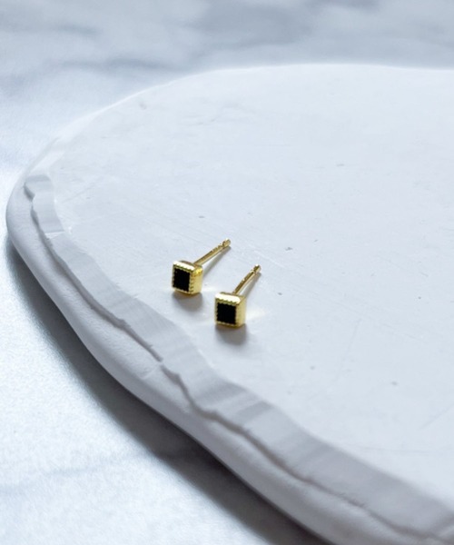 yu-ka(ユーカ)の「YU-KA:スクエアデザインミニピアス Square Design Mini Earrings(ピアス(両耳用)・レディース・ブラック/ゴールド・FREE)」の4枚目の写真