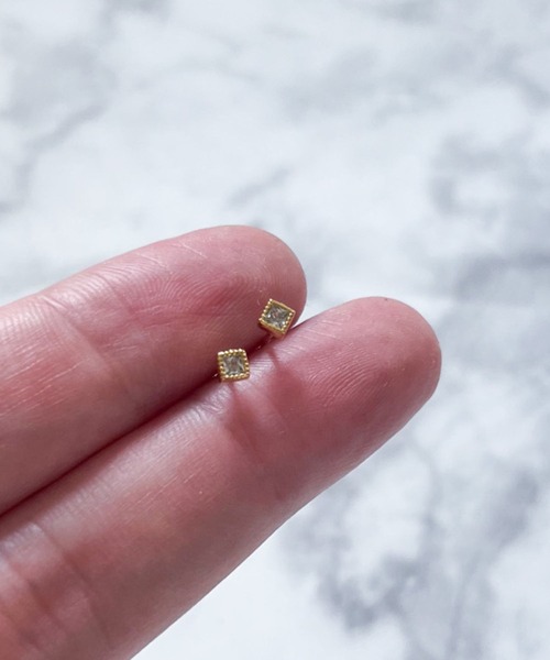 yu-ka(ユーカ)の「YU-KA:スクエアデザインミニピアス Square Design Mini Earrings(ピアス(両耳用)・レディース・ブラック/ゴールド・FREE)」の6枚目の写真