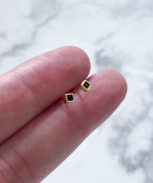 yu-ka(ユーカ)の「YU-KA:スクエアデザインミニピアス Square Design Mini Earrings(ピアス(両耳用)・レディース・ブラック/ゴールド・FREE)」の5枚目の写真