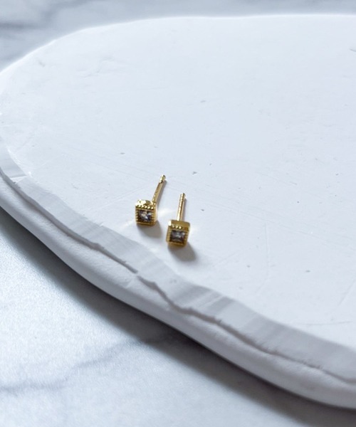 yu-ka(ユーカ)の「YU-KA:スクエアデザインミニピアス Square Design Mini Earrings(ピアス(両耳用)・レディース・ブラック/ゴールド・FREE)」の3枚目の写真