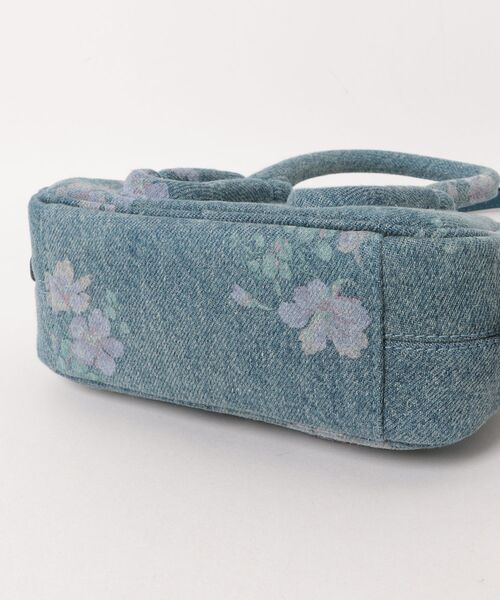 MARC JACOBS（マークジェイコブス）の「ANTIQUE FLORAL DENIM BABE MINI TOP HANDLE/アンティーク フローラル デニム ベイブ（ショルダーバッグ・レディース・インディゴブルー・ONE SIZE）」の6枚目の写真