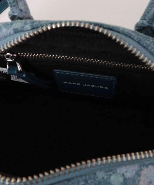 MARC JACOBS（マークジェイコブス）の「ANTIQUE FLORAL DENIM BABE MINI TOP HANDLE/アンティーク フローラル デニム ベイブ（ショルダーバッグ・レディース・インディゴブルー・ONE SIZE）」の7枚目の写真