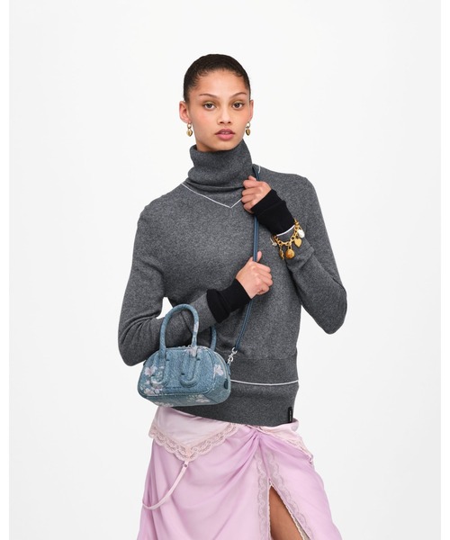 MARC JACOBS（マークジェイコブス）の「ANTIQUE FLORAL DENIM BABE MINI TOP HANDLE/アンティーク フローラル デニム ベイブ（ショルダーバッグ・レディース・インディゴブルー・ONE SIZE）」の2枚目の写真