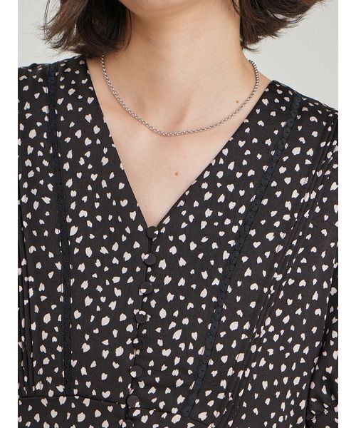 Mila Owen(ミラオーウェン)の「ドット柄くるみボタンVネックナローワンピース(ワンピース・レディース・ライトブルー/アイボリー/ブラック・0/1)」の8枚目の写真