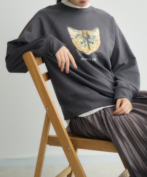 meeny miny(ミーニーマイニー)の「【よそんちの猫】サビ猫 ラメプルオーバー(スウェット・レディース・アイボリー/チャコールグレー・S-M)」の1枚目の写真