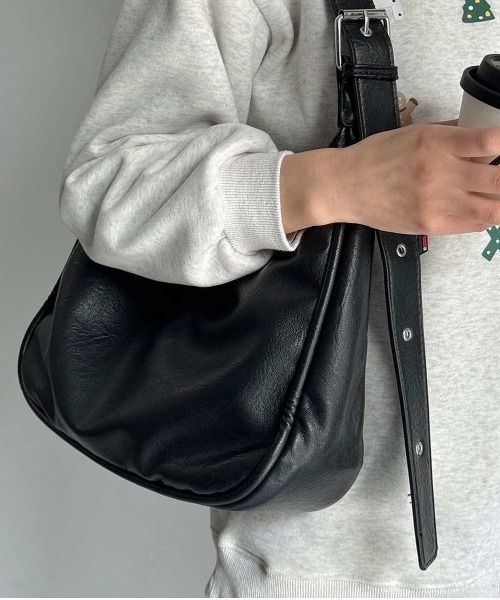 Forcement(フォースメント)の「丸みのあるフォルムが可愛い、A4対応ショルダーバッグ(ショルダーバッグ・レディース・ブラック/ブラウン・FREE)」の1枚目の写真