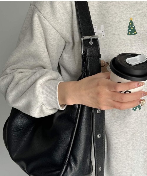 Forcement(フォースメント)の「丸みのあるフォルムが可愛い、A4対応ショルダーバッグ(ショルダーバッグ・レディース・ブラック/ブラウン・FREE)」の3枚目の写真