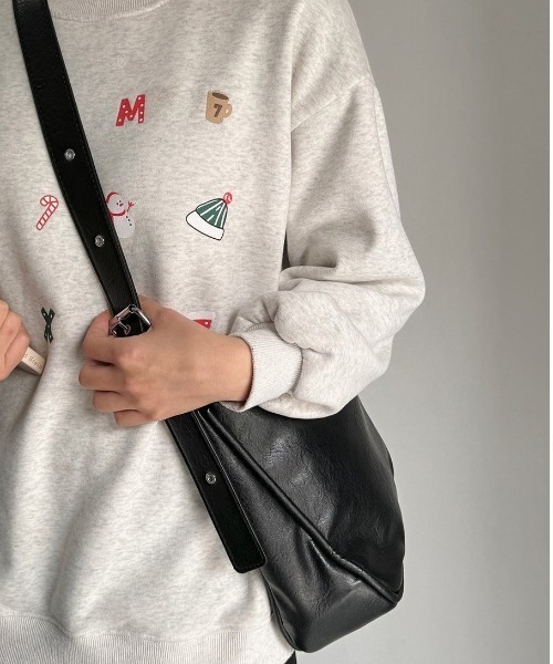 Forcement(フォースメント)の「丸みのあるフォルムが可愛い、A4対応ショルダーバッグ(ショルダーバッグ・レディース・ブラック/ブラウン・FREE)」の4枚目の写真