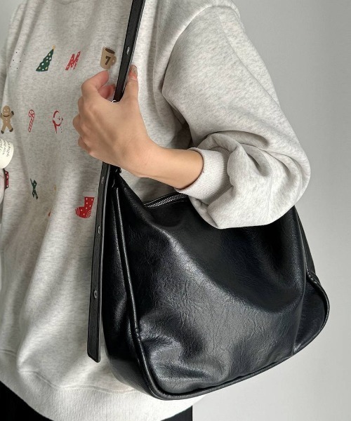 Forcement(フォースメント)の「丸みのあるフォルムが可愛い、A4対応ショルダーバッグ(ショルダーバッグ・レディース・ブラック/ブラウン・FREE)」の6枚目の写真