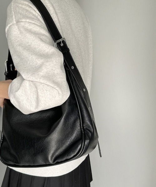 Forcement(フォースメント)の「丸みのあるフォルムが可愛い、A4対応ショルダーバッグ(ショルダーバッグ・レディース・ブラック/ブラウン・FREE)」の8枚目の写真