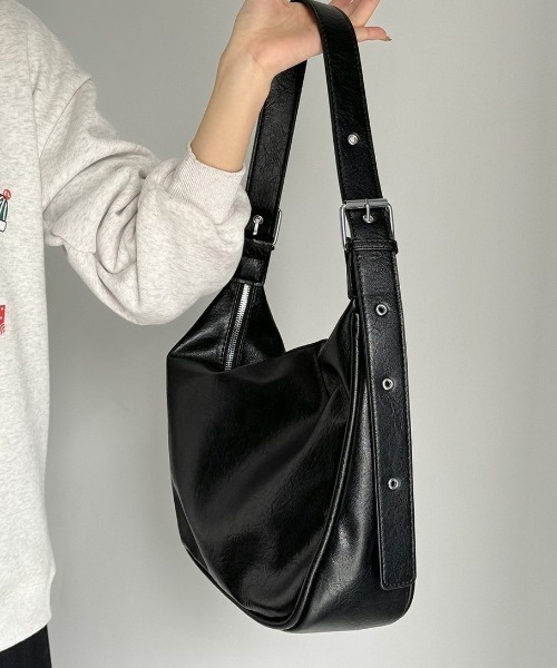 Forcement(フォースメント)の「丸みのあるフォルムが可愛い、A4対応ショルダーバッグ(ショルダーバッグ・レディース・ブラック/ブラウン・FREE)」の10枚目の写真