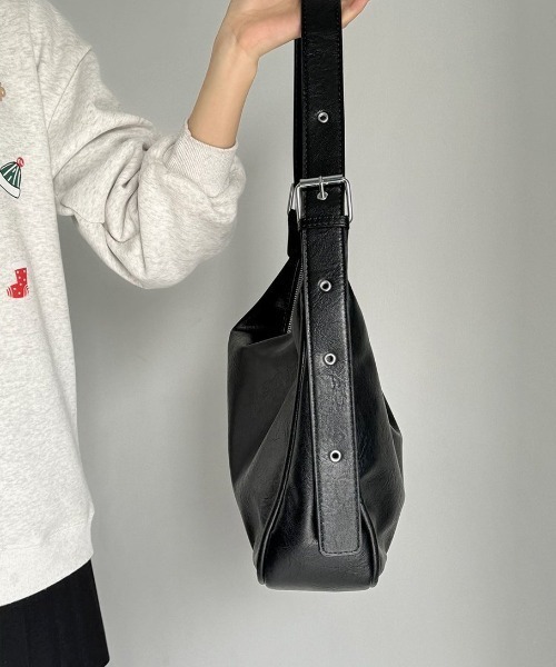 Forcement(フォースメント)の「丸みのあるフォルムが可愛い、A4対応ショルダーバッグ(ショルダーバッグ・レディース・ブラック/ブラウン・FREE)」の11枚目の写真