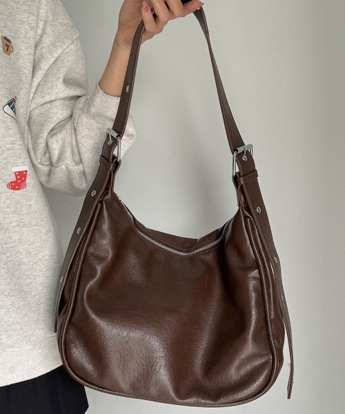 Forcement(フォースメント)の「丸みのあるフォルムが可愛い、A4対応ショルダーバッグ(ショルダーバッグ・レディース・ブラック/ブラウン・FREE)」の14枚目の写真