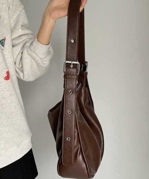 Forcement(フォースメント)の「丸みのあるフォルムが可愛い、A4対応ショルダーバッグ(ショルダーバッグ・レディース・ブラック/ブラウン・FREE)」の16枚目の写真