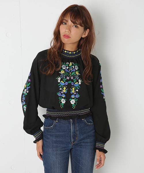 SLY(スライ)の「FLOWER EMBROIDERY BL(Tシャツ/カットソー・レディース・ホワイト/ブラック・1/2)」の1枚目の写真