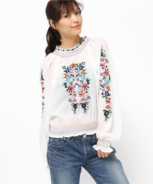 SLY(スライ)の「FLOWER EMBROIDERY BL(Tシャツ/カットソー・レディース・ホワイト/ブラック・1/2)」の5枚目の写真