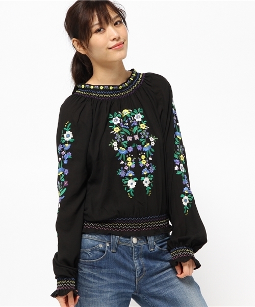 SLY(スライ)の「FLOWER EMBROIDERY BL(Tシャツ/カットソー・レディース・ホワイト/ブラック・1/2)」の6枚目の写真