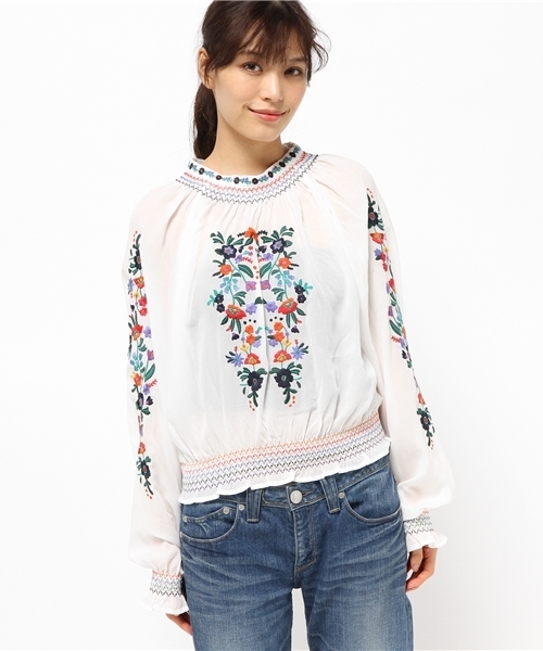SLY(スライ)の「FLOWER EMBROIDERY BL(Tシャツ/カットソー・レディース・ホワイト/ブラック・1/2)」の7枚目の写真