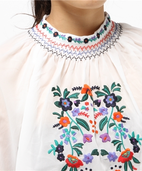 SLY(スライ)の「FLOWER EMBROIDERY BL(Tシャツ/カットソー・レディース・ホワイト/ブラック・1/2)」の10枚目の写真