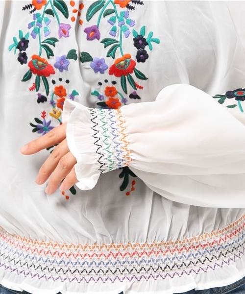 SLY(スライ)の「FLOWER EMBROIDERY BL(Tシャツ/カットソー・レディース・ホワイト/ブラック・1/2)」の12枚目の写真