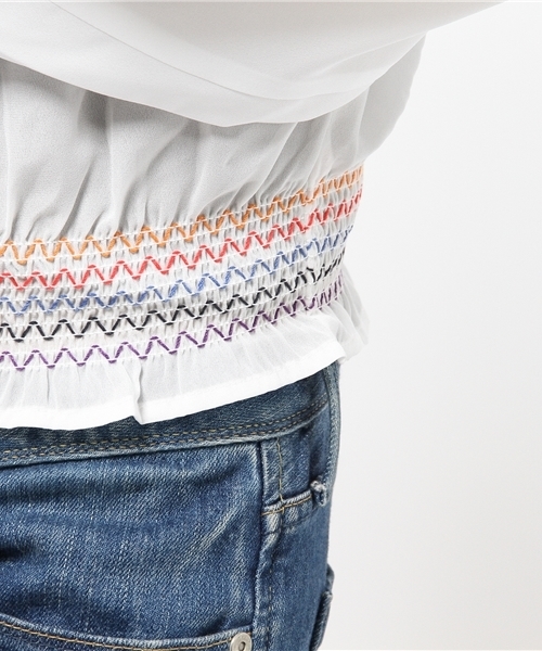 SLY(スライ)の「FLOWER EMBROIDERY BL(Tシャツ/カットソー・レディース・ホワイト/ブラック・1/2)」の3枚目の写真