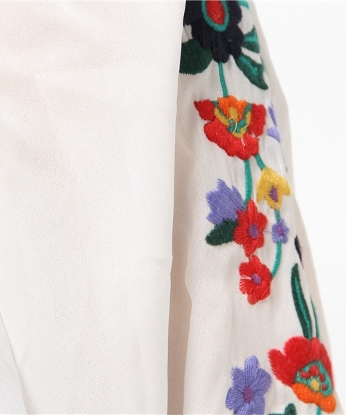 SLY(スライ)の「FLOWER EMBROIDERY BL(Tシャツ/カットソー・レディース・ホワイト/ブラック・1/2)」の4枚目の写真