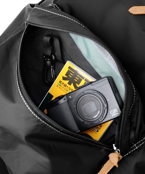 PORTER（ポーター）の「PORTER REEF DAYPACK LARGE <B印 YOSHIDA SELECT>（バックパック/リュック・メンズ・ブルー/ブラック/ベージュ/レッド・ONE SIZE）」の22枚目の写真