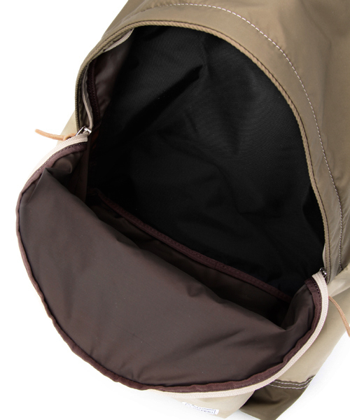 PORTER（ポーター）の「PORTER REEF DAYPACK LARGE <B印 YOSHIDA SELECT>（バックパック/リュック・メンズ・ブルー/ブラック/ベージュ/レッド・ONE SIZE）」の17枚目の写真