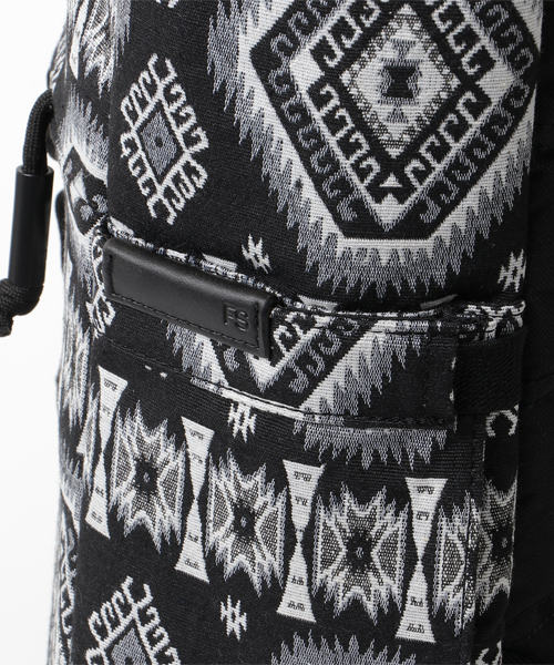 Focused Space(フォーカスドスペース)の「THE SURPLUS II BACKPACK バックパック デイパック(バックパック/リュック・メンズ・ブラック×ホワイト・ONE SIZE)」の5枚目の写真