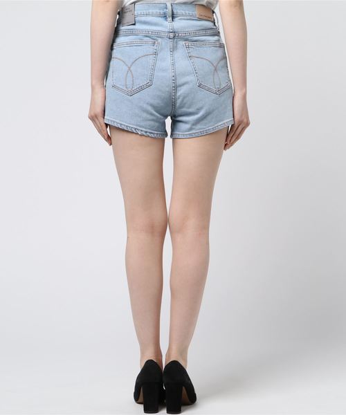 Calvin Klein Jeans（カルヴァンクラインジーンズ）の「ハイライズ デニムホットパンツ（デニムパンツ・レディース・ブルー・26inch/27inch/25inch/24inch）」の3枚目の写真