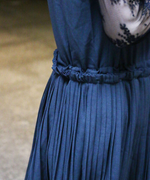 cawaii（カワイイ）の「大人カワイイ。細プリーツワンピース（グレー）。Vネックの上品見えノースリーブドレス（ワンピース・レディース・グレー・FREE）」の2枚目の写真