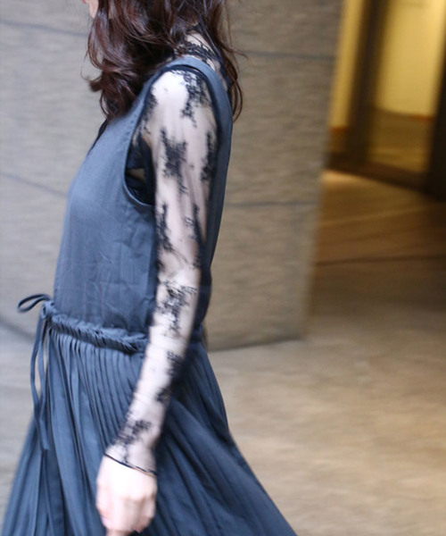 cawaii（カワイイ）の「大人カワイイ。細プリーツワンピース（グレー）。Vネックの上品見えノースリーブドレス（ワンピース・レディース・グレー・FREE）」の3枚目の写真