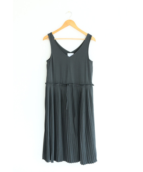 cawaii（カワイイ）の「大人カワイイ。細プリーツワンピース（グレー）。Vネックの上品見えノースリーブドレス（ワンピース・レディース・グレー・FREE）」の4枚目の写真